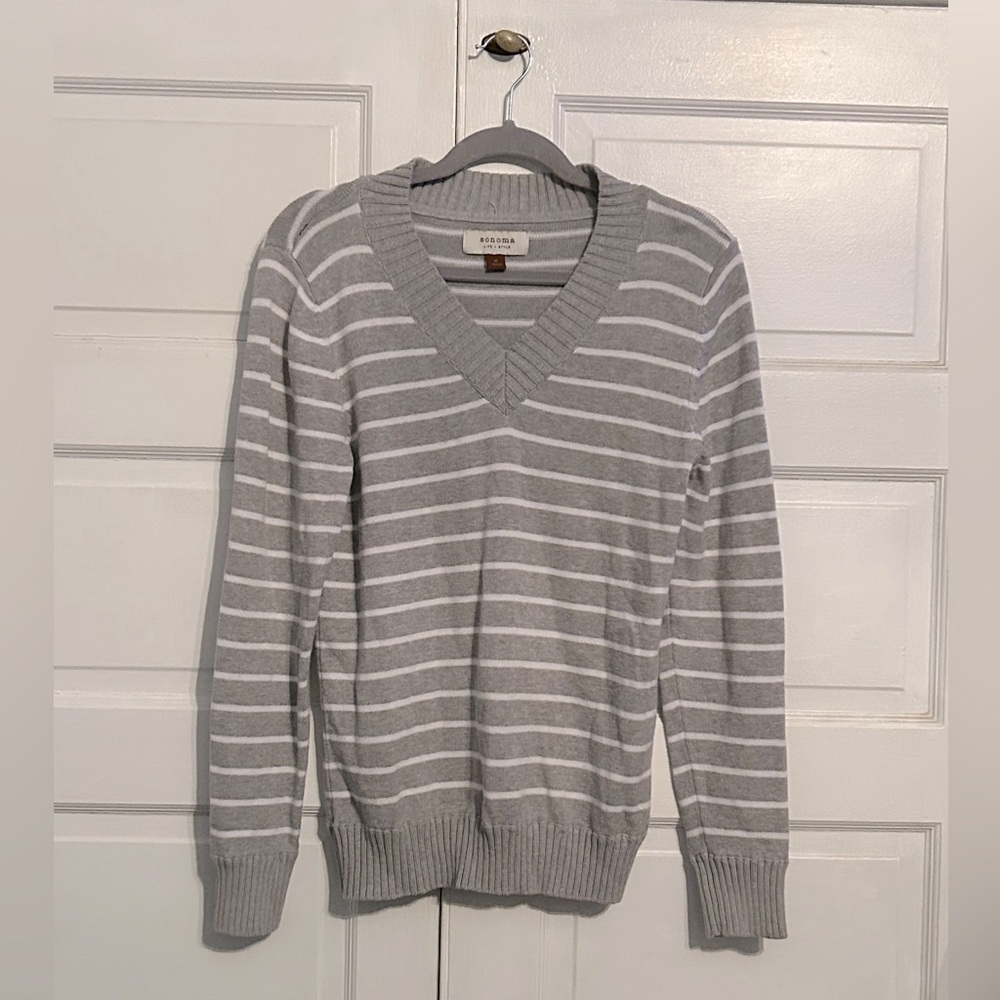 V-neck, grey sweater with white lined pattern | Size M